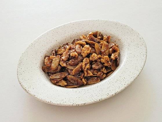 제철 우엉으로 만든 고소한 맛의 우엉호두강정. 사진 신혜원