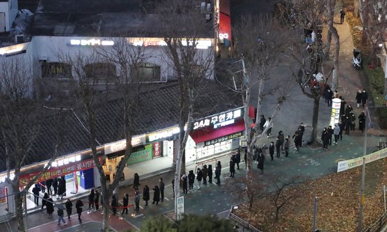 새해 첫날인 1일 오후 서울 노원구 로또 명당으로 알려진 복권판매점 앞에서 시민들이 복권 구매를 위해 대기해 있다. 연합뉴스