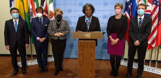 린다 토머스-그린필드 주유엔 미국 대사가 지난 10일 유엔 안보리 회의에 앞서 북한의 미사일 발사를 규탄하는 공동성명을 발표하는 모습. [연합뉴스]