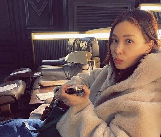 배우 고소영이 영화관 내에서 마스크를 착용하지 않은 채 사진을 찍었다가 방역수칙 위반 의혹을 받았다. [고소영 인스타그램 캡처]
