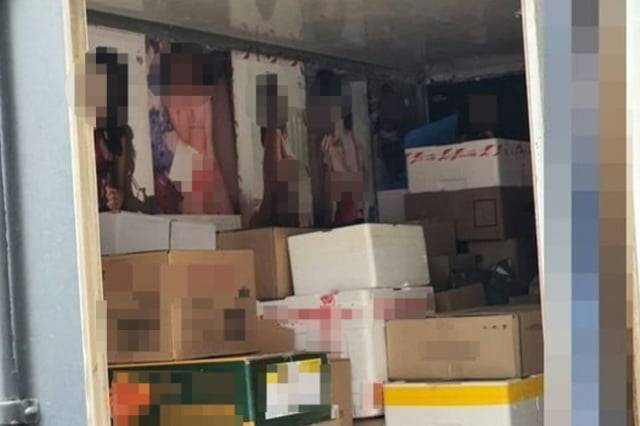 논란이 된 택배차 내부. / 사진=온라인 커뮤니티