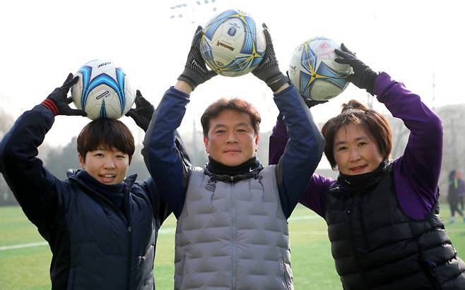 송파구여성축구단 주은정 주장, 김두선 감독, 임아현 선수(오른쪽부터)가 10일 서울 송파구 송파구여성축구장에서 정기 연습에 앞서 축구공을 들어보이며 화이팅하고 있다. 송파구여성축구단은 2021년 열린  ‘생활체육 서울시민리그’와 ‘서울특별시 자치구 여성축구교실 왕중왕전’에서 우승했다. &nbsp;박민규 선임기자