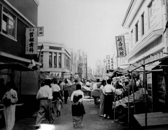 1953년 부산 국제시장 신창여관 앞 상가거리 풍경. 부산시 제공