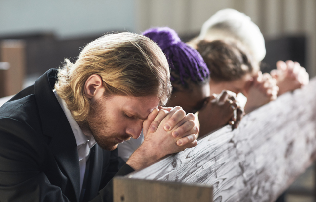 미국 크리스채너티투데이는 미국 기독교인들이 코로나 이전에 다니던 교회 대신 새로운 교회에 가는 경우가 늘었다고 보도했다. 사진은 미국인들이 교회에서 기도하는 모습. 게티이미지뱅크