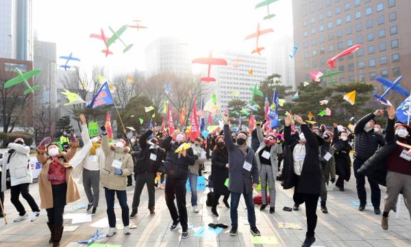 서울 종로구 보신각 앞에서 한국중소여행사연합회 등 여행업 종사자들이 지난 9일 ‘여행인 총궐기대회’를 열고 비행기 모형을 날리는 퍼포먼스를 하고 있다. 이들은 여행업계가 코로나19 팬데믹으로 직격탄을 맞았음에도 정부의 손실보상 지급 대상에서 제외된 것과 관련해 대책 마련을 촉구했다.