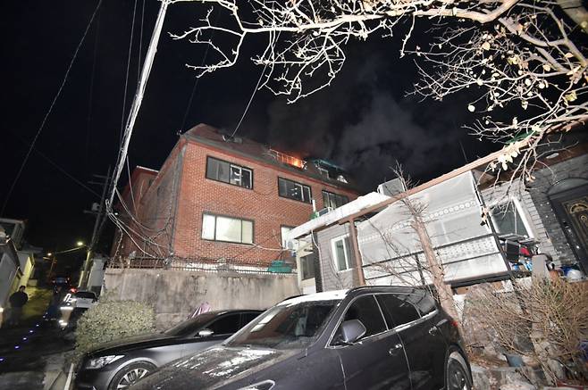서울 은평구의 한 다가구주택 3층에서 화재가 발생해 주민 2명이 부상을 입고 병원으로 이송됐다. /사진=은평소방서 제공