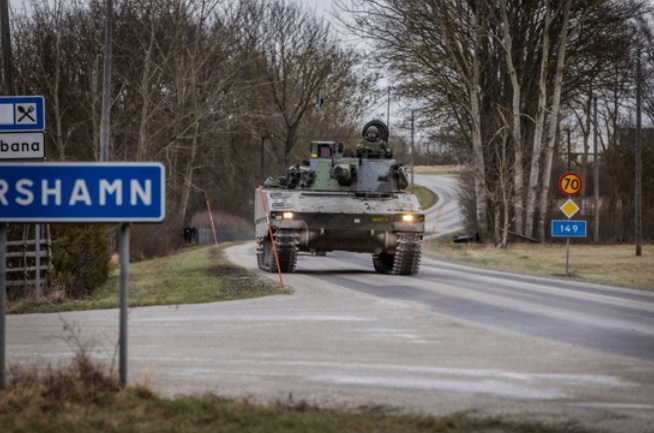우크라이나에서 러시아와 군사적 충돌이 발생할 가능성이 높아지고 있는 가운데 증권가에서 글로벌 금융시장에 미치는 영향에 대한 보고서가 나왔다. 사진은 NATO와 러시아 사이의 긴장이 고조되고 있는 가운데 스웨덴에서 고틀란드 연대가 탱크를 타고 도로를 순찰하고 있는 모습./사진=로이터