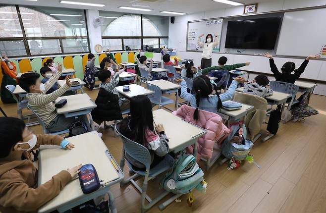 지난해 12월30일 서울 중구 덕수초등학교에서 겨울방학을 맞은 학생들이 즐거워하고 있다. [연합]