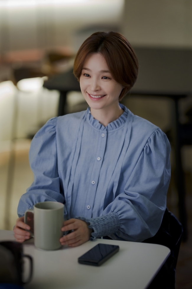 Jeun Mi-do is frank and transforms into a more attractive thirty-nine-year-old Sen sister.JTBCs new tree Drama Thirty, Nine (played by Yoo Young-ah/directed by Kim Sang-ho), which will be broadcast first on February 16, released the character steel of Jeun Mi-do (played by Chung Chan-young) on January 18.Jeun Mi-do heralded a new Acting transformation with a radically different visual.Reality Human Romance Drama Thirty, Nine, which deals with the friendship, love and deep story of three friends who are about forty days away, builds a solid acting force, including Actor Son Ye-jin (Chamijo station), Jeun Mi-do, Kim Ji Hyun (Jang Joo-hee station), and believes in the first half of 2022 It is considered to be a great work.Among them, Jeong Chan-young, who will be Acted by Jeun Mi-do, is the owner of the unspoken rhetoric that spits out the things he feels and feels as the subject of the three friends who are thirty-nine years old.It is a hot voice that can not be honest and beats the bone, and it always makes the Friend Chamijo (Son Ye-jin), Jang Joo-hee (Kim Ji Hyun).He is a person like La Poste, like his sister, but he is like a real country that makes him feel more genuine when he knows.In the meantime, it is interesting to see Jeun Mi-do, who coexists with La Poste of veteran Acting teacher in the public photo and playful girlhood.With a short cut hair and sophisticated styling, visuals alone feel the plump and free energy of the character.The clear eyes and bright smile convey the genuine charm without pretence, making Chung Chan-youngs charming charm fall into the spotlight.
