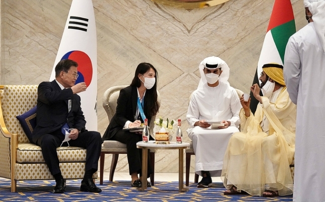 문재인 대통령이 16일(현지시간) 아랍에미리트 두바이 엑스포 리더십관에서 셰이크 무함마드 빈 라시드 알막툼 UAE 부통령 겸 총리(두바이 통치자)와 아랍식 커피를 마시며 회담하고 있다. 청와대 제공