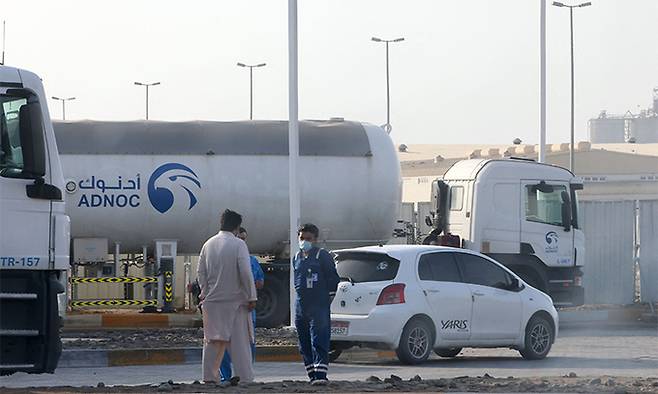 17일(현지시간) 드론 공격을 받아 인명피해가 발생한 아랍에미리트(UAE) 수도 아부다비의 무사파 공단 석유저장시설. 아부다비=AFP연합뉴스