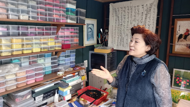 김진숙 대표가 헤어 아트에 사용하기 위해 염색해 놓은 재료들을 소개하고 있다.