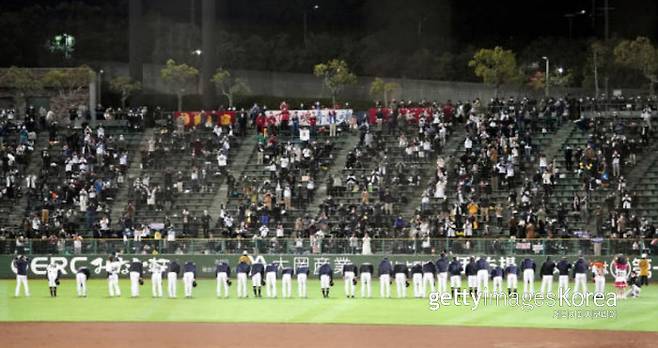 일본프로야구에서 연장이닝이 사라진 지난 시즌 18무를 하면서 우승한 야쿠르트 선수들이 인사하고 있다. 게티이미지코리아