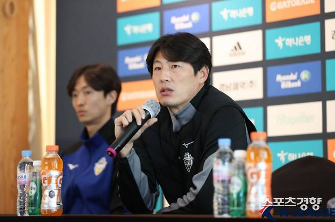 박동혁 충남 아산 감독이 17일 시즌에 대비한 각오를 밝히고 있다. 프로축구연맹 제공