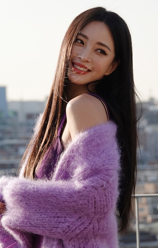 On the 18th, High Entertainment released a behind-the-scenes photo of Han Ye-seuls advertising film, which is active as a mask model.Han Ye-seul in the public photo perfectly digests the purple color costume.Han Ye-seul, who is producing a picturesque scene under the sun, is seen.Han Ye-seul, a hairstyle tied to a brown suit, is overwhelmed with a clear, elegant and chic look.In another photo, a black slip dress creates a fascinating atmosphere and shows charm that goes beyond the girl crush.Han Ye-seul is the back door that not only constantly monitors for high-quality results, but also received praise from the staff at the scene for its professional appearance using colorful poses and understated poses for the right place.Han Ye-seul is currently reviewing his next film.Photo = High Entertainment