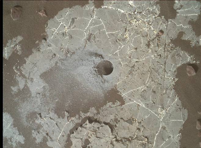 큐리오시티호가 시료 채취를 위해 구멍을 뚫은 게일 크레이터의 고대 암석  [NASA/Caltech-JPL/MSSS 제공/ 재판매 및 DB 금지]
