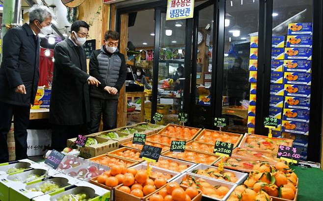 김춘진(왼쪽에서 두번째) 한국농수산식품유통공사 사장이 19일 울산 지역 신정시장을 찾아 현장 수급 상황을 살피고 있다. (사진=aT)
