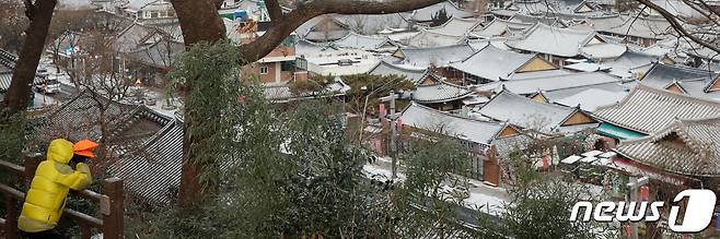전북 전주시 한옥마을 지붕 위에 눈이 살포시 쌓여 있다. /뉴스1 © News1 유경석 기자