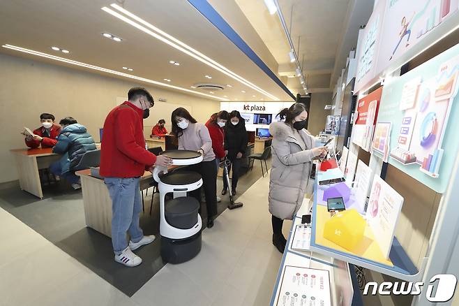 KT는 제휴 플랫폼 매장 'KT 애드샵(Add Shop)'을 신규 론칭하고 서울 선릉과 광주 상무에 매장 2곳을 개장했다고 19일 밝혔다.(KT 제공) © 뉴스1