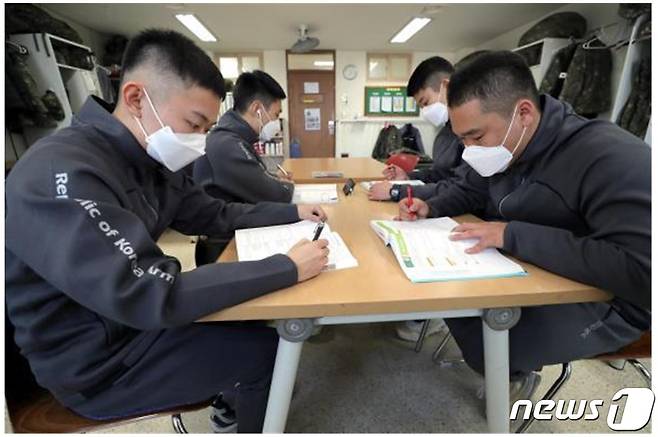 육군 병사들이 일과 후 생활관에서 자기개발 활동을 하고 있다. (국방일보 제공) © 뉴스1