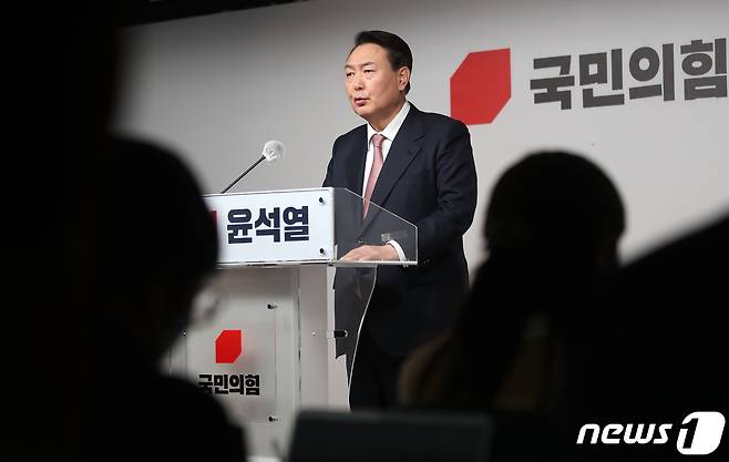 윤석열 국민의힘 대선 후보가 19일 오전 서울 여의도 당사에서 '장애와 비장애의 경계 없는 나라' 장애인 정책 공약을 발표하고 있다. 2022.1.19/뉴스1 © News1 오대일 기자