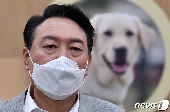 윤석열 국민의힘 대선 후보가 19일 오후 경기도 용인시 처인구 삼성화재 안내견학교를 방문해 장애인 관련 정책공약 발표를 하고 있다. 2022.1.19/뉴스1 © News1 국회사진취재단