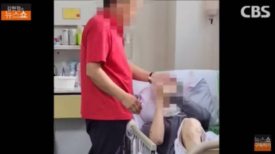 말기암 환자의 간병인이 병상에 있는 환자를 폭행하는 장면. /사진=유튜브 '김현정의 뉴스쇼' 캡처