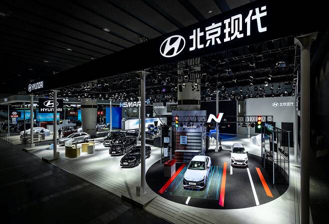 현대자동차가 19일 중국 광저우 수출입상품교역회전시관에서 개막한 '2021 광저우 모터쇼'에서 중국형 투싼 하이브리드와 중국형 투싼 N라인을 최초로 공개했다. 사진은 '2021 광저우 모터쇼' 현대차관 전경. 2021.11.19/현대 기아차