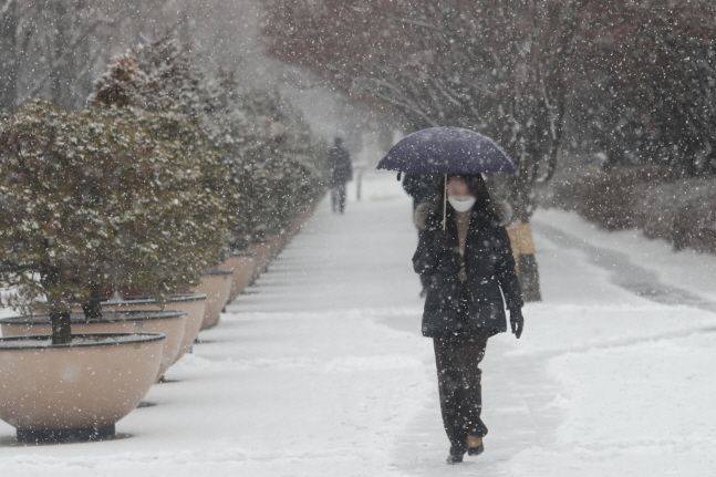 서울 전 지역에 대설주의보가 내려진 19일 서울 여의도 공원에 시민들이 발걸음을 옮기고 있다. ⓒ데일리안 류영주 기자