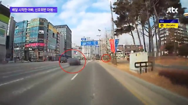적색 신호에 질주하는 승용차와 우회전 신호를 받고 출발한 오토바이. JTBC 방송화면 갈무리