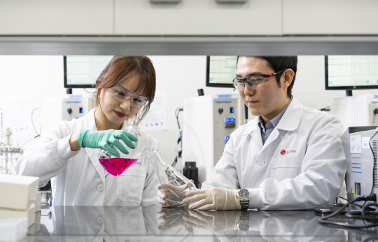 LG화학 생명과학사업본부 연구원들이 신약연구를 하고 있다. LG화학 제공