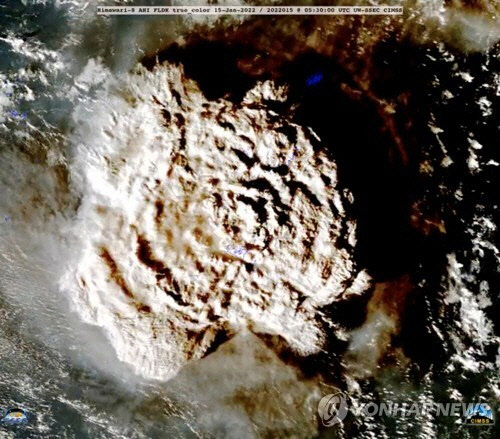 2022년 1월 15일 일본 기상청의 인공위성이 촬영한 통가 훙가 통가 하파이 화산의 분화 장면. [로이터 연합뉴스자료사진]