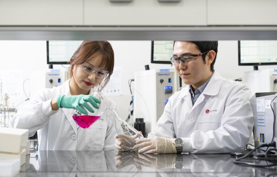 LG화학 생명과학사업본부 연구원들이 신약연구 활동을 진행하고 있다. LG화학 제공.