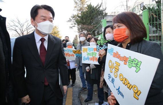 안철수 국민의당 대선후보(왼쪽)가 19일 오전 대전 중구 국민의당 대전시당을 방문, 지지자들과 인사하고 있다. 뉴스1
