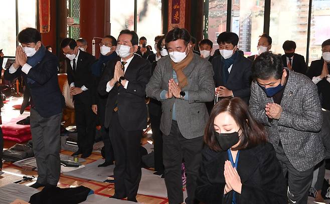 더불어민주당 이재명 대선후보 후원회장인 정세균 전 국무총리와 윤호중 원내대표 등 의원들이 17일 오전 서울 종로구 조계사를 방문해 조계종 총무원장 원행스님을 만나기에 앞서 대웅전에서 참배하고 있다. 공동취재사진