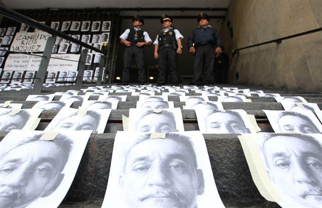 멕시코 내무부 청사 계단에 지난 2017년 8월 24일 부패와 범죄를 폭로하다 피살된 언론인 칸디도 리오스 사건의 진실을 요구하는 시위자들이 붙인 리오스 기자의 사진이 붙어 있다. 멕시코시티=EPA 연합뉴스