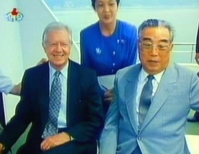 1994년 6월 북한 핵 위기 때 특사 자격으로 북한을 방문한 지미 카터(왼쪽) 전 미국 대통령과 김일성 당시 북한 국가주석의 모습이 당시 북한 조선중앙TV를 통해 공개됐다. 연합뉴스 자료사진