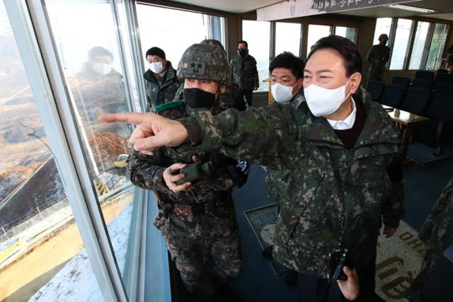 윤석열 국민의힘 대선후보가 지난달 20일 강원도 철원 육군 3사단 부대(백골 OP)를 방문해 군 관계자에게 보고를 받은뒤 손식 육군 3사단장(왼쪽)과 북측을 바라보고 있다. 철원=뉴스1