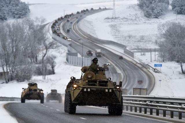 러시아군 장갑차 행렬이 18일 우크라이나 영역 크림반도의 한 고속도로를 따라 이동하고 있다. 키예프=AP 뉴시스