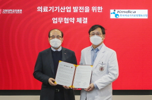 왼쪽부터 한국의료기기공업협동조합 이재화 이사장, 고려대 의료원 산학협력단 함병주 단장./사진=고려대 의료원