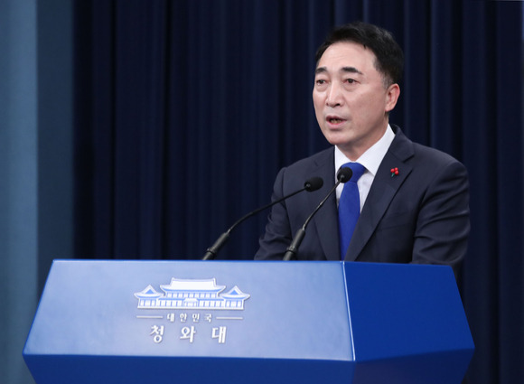 박수현 국민소통수석이 14일 춘추관 브리핑룸에서 코로나19 확산 및 오미크론에 대비한 방역지침 관련 브리핑을 하고 있다. 2022.01.14. [사진=뉴시스]
