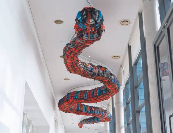 중국 반체제 작가 아이웨이웨이의 ‘구명조끼 뱀(Life Vest Snake)’, 2019, 구명조끼 140벌. [사진 국립현대미술관]