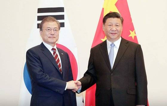 문재인 대통령이 지난 2019년 6월 27일 일본 오사카시 웨스틴 호텔에서 시진핑 중국 국가주석과 정상회담에 앞서 악수하고 있다. 청와대 페이스북, 뉴스1