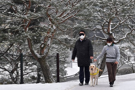 국민의힘 윤석열 대선후보가 19일 오후 경기도 용인시 처인구 삼성화재 안내견학교를 방문해 장애인 관련 정책공약 발표에 앞서 안내견 체험을 하고 있다. 2022.1.19 [국회사진기자단]