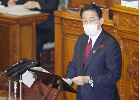 지난해 10월 참의원 본회의에 출석해 강제징용 문제와 관련 한국의 해법 제시를 요구하는 기시다 후미오(岸田文雄) 일본 총리. 연합뉴스