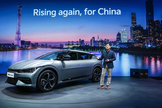 ‘2021 광저우 국제모터쇼’에서 류창승 둥펑위에다기아 총경리가 중국 자동차 시장 내 기아 전략을 소개하고 있다. [사진 기아]