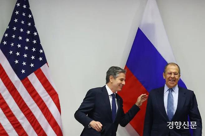 지난해 5월19일(현지시간) 아이슬란드에서 열린 미국·러시아 외무장관 회담에서 토니 블링컨 미 국무장관(왼쪽)이 세르게이 라브로프 러시아 외무장관과 대화 도중 웃고 있다. 타스연합뉴스