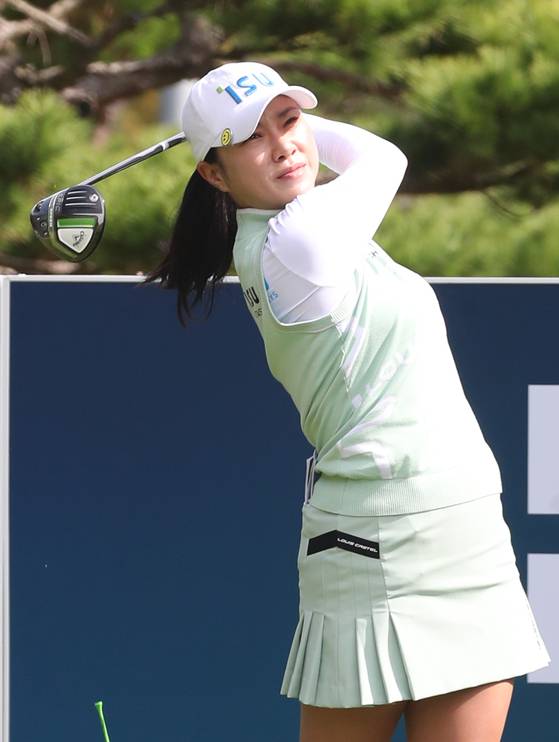 Park Hee-young watches her shot on the final round of the BMW Ladies Championship at LPGA International Busan in Busan on Oct. 24, 2021. [NEWS1]