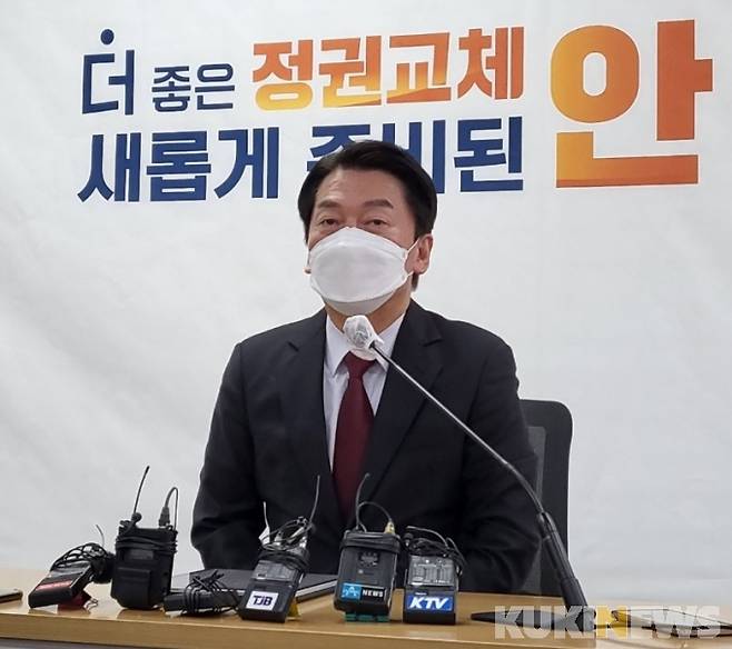 안철수 국민의당 대선 후보가 19일 대전시당에서 기자 간담회를 갖고 충청권 현안에 대해 소신을 밝혔다.  