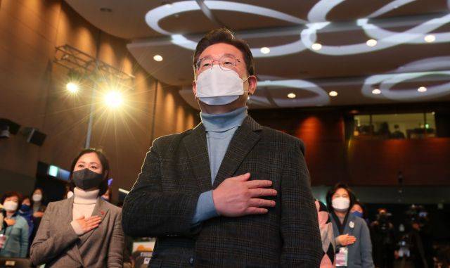 더불어민주당 이재명 대선 후보가 18일 오후 서울 마포구 누리꿈스퀘어에서 열린 중앙선대위 여성위원회 필승결의대회에서 국기에 경례하고 있다. 국회사진기자단
